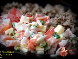 Салат із сьомгою, помідором, сиром та зеленню