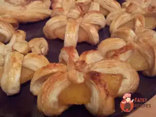 Груша та ананаси в сиропі, запечені у листковому тісті