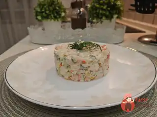 Крабовий салат з кукурудзою та яйцем