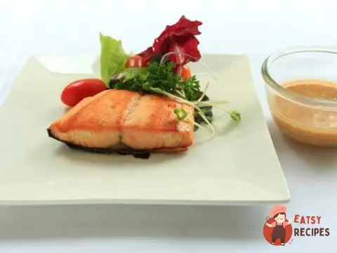 Маринований лосось у сакі та васабі з ароматним соусом