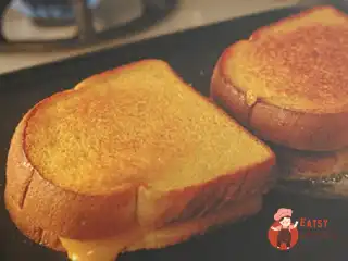 Сирні тости на сковороді