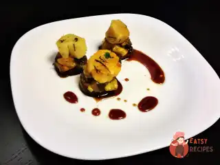 Морські гребінці обсмажені з грушею в соусі наршараб