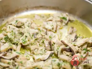 Гриби, запечені у сметані, із сиром