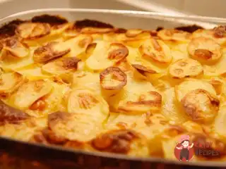 Золота запечена картопля з часником і розмарином.