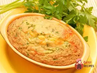 Картопляна запіканка з куркою, грибами та зеленим горошком