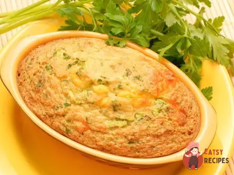 Картопляна запіканка з куркою, грибами та зеленим горошком
