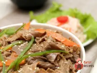 Смажена яловичина із зеленими чилі (Qingjia Chao Niuliu)