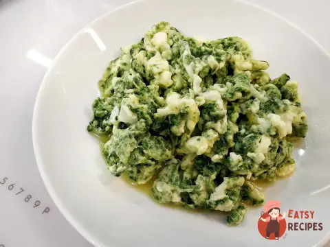 Білковий скрембл зі шпинатом