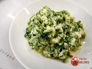 Білковий скрембл зі шпинатом
