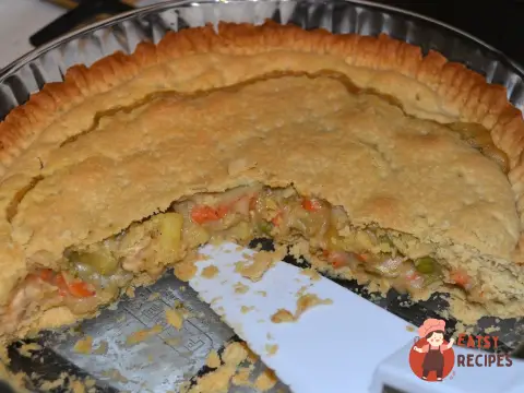 Закритий курячий пиріг з овочами та вершковим соусом.