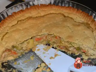 Закритий курячий пиріг з овочами та вершковим соусом.