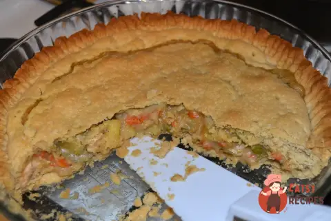 Закритий курячий пиріг з овочами та вершковим соусом.