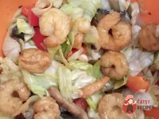 Овочевий салат із креветками під медово-соєвою заправкою