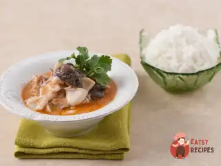 Кальмари у кокосовому соусі з жасминовим рисом.