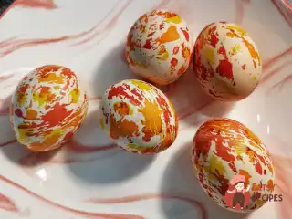 Пасхальні яйця пофарбовані за допомогою серветки