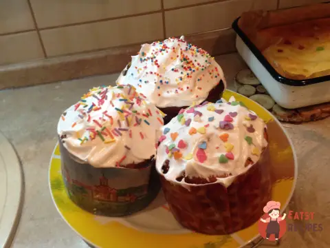 Паска з родзинками та лимонною цедрою