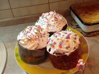 Паска з родзинками та лимонною цедрою