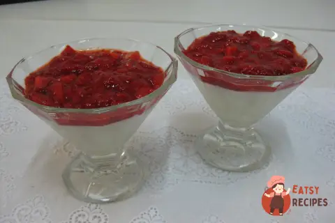 Ванільний пудинг із джемом із полуниці