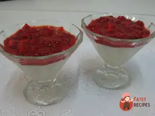 Ванільний пудинг із джемом із полуниці
