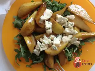 Салат з грушею, руколою та сиром
