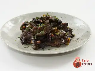 Куряча печінка з чорносливом