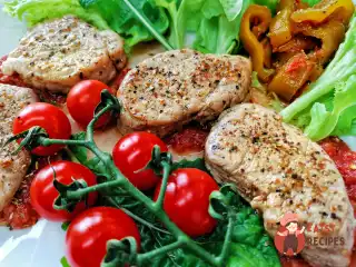 Соковитий стейк із шийки свинини