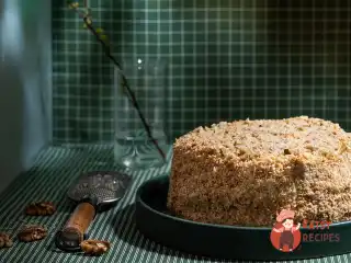 Торт з волоськими горіхами та кокосовою стружкою