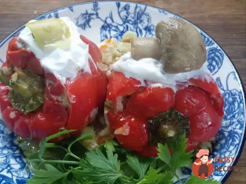 Перець, фарширований рисом із грибами та овочами