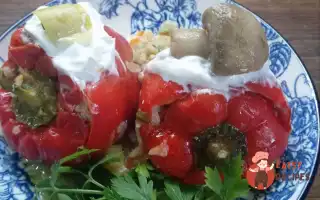 Перець, фарширований рисом із грибами та овочами