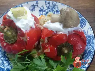 Перець, фарширований рисом із грибами та овочами