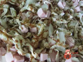 Салат з яєчними млинцями