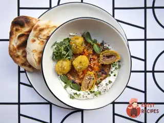 Козячий сир зі смаженими оливками та соусом із печених перців