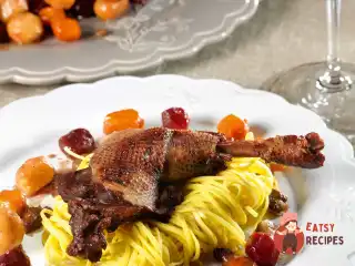 Півень у журавлинному бульйоні з локшиною та очованими овочами