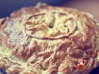 Пиріг з куркою, картоплею та зеленню