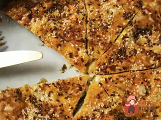 Пиріг із тіста філо з фетою, сиром та шпинатом