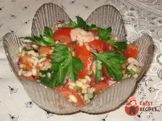 Салат з перловки з креветками та помідорами.