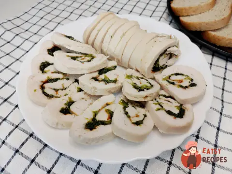 Рулет з курячого філе зі шпинатом