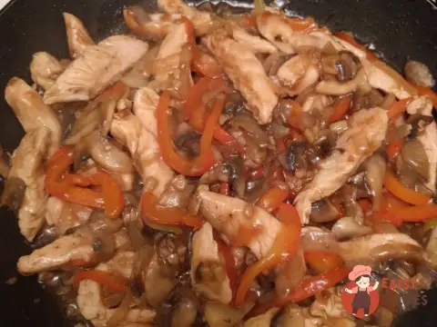 Прання фрай з курки з грибами та солодким перцем