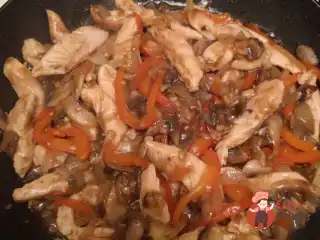 Прання фрай з курки з грибами та солодким перцем