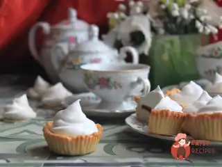 Кошички з білковим кремом