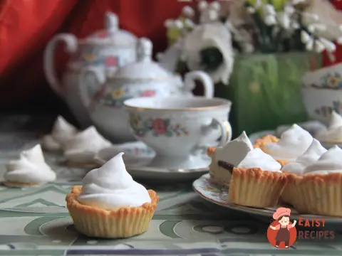 Кошички з білковим кремом