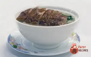 Качка В Спеціях З Супом, Локшиною Та Зеленню