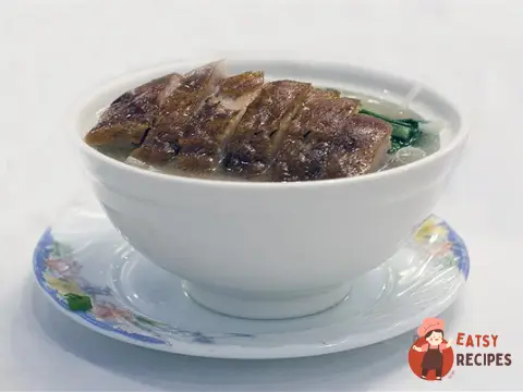Качка в спеціях з супом, локшиною та зеленню