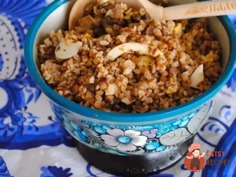 Гречка з грибами та яйцями
