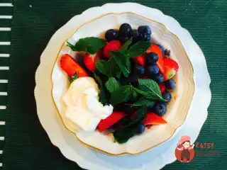 Ранковий ягідний салат