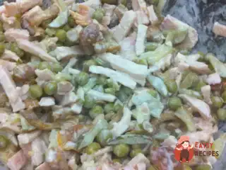 Швидкий салат з копченою куркою та опеньками
