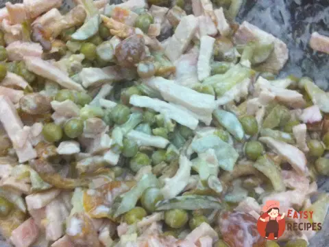 Швидкий салат з копченою куркою та опеньками