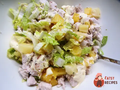 Салат з пекінської капусти з куркою, ананасами та горіхами
