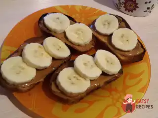 Тости з арахісової пастою та бананами