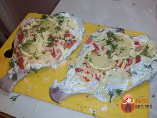 Камбала в духовці з овочами та травами